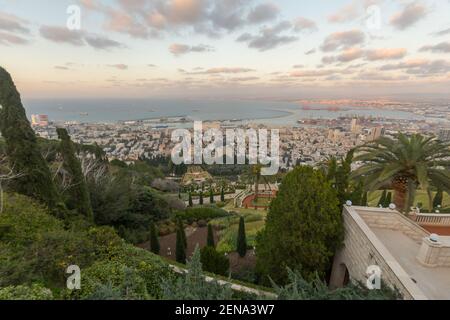 Sonnenuntergang Blick auf den Bahai Schrein und Gärten, mit der Innenstadt und dem Hafen, in Haifa, Nord-Israel Stockfoto