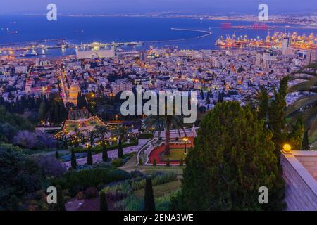 Abendansicht des Bahai-Schreins und der Gärten, mit der Innenstadt und dem Hafen, in Haifa, Nordisraelisch Stockfoto