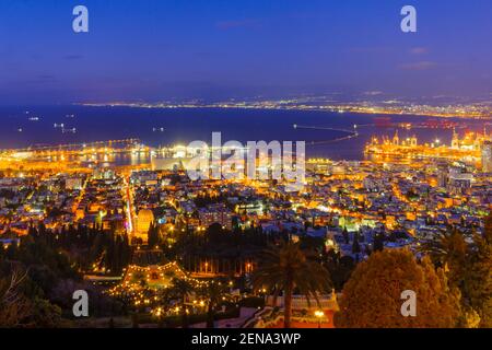 Nachtansicht des Bahai-Schreins und der Gärten, mit der Innenstadt und dem Hafen, in Haifa, Nord-Israel Stockfoto