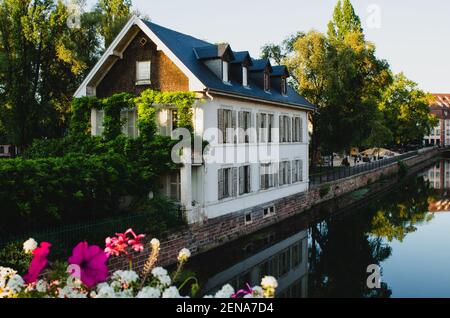 Straßburg, Frankreich, August 2019. Das historische Zentrum bietet den Blick auf einen angenehmen und entspannenden Blick: Die charakteristischen historischen Häuser spiegeln sich wider