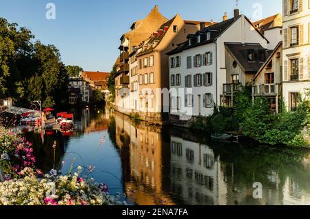 Straßburg, Frankreich, August 2019. Das historische Zentrum bietet den Blick auf einen angenehmen und entspannenden Blick: Die charakteristischen historischen Häuser spiegeln sich wider