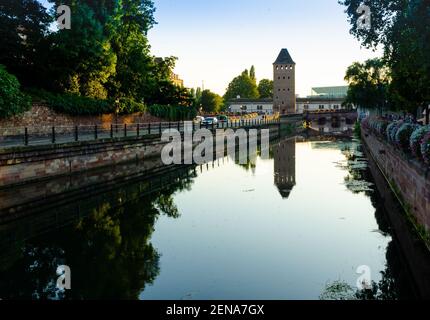 Straßburg, Frankreich, August 2019. Das historische Zentrum bietet den Blick auf angenehme und entspannende Ausblicke: In der Dämmerung einer der Türme der überdachten Brücken Stockfoto