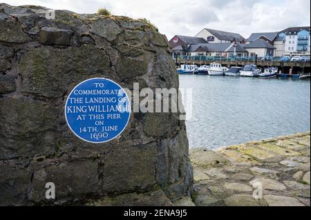 Carrickfergus, Nordirland - 21. Februar 2021: Die Gedenktafel für den Landeplatz von König Wilhelm III. Auf Schloss Normand in Carrickfergus Stockfoto