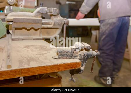 Industrielle Schraubzwingen Werkzeuge in der Werkstatt für die Unterstützung harte Arbeit platziert. Werkzeuge zum Befestigen und Zusammendrücken Stockfoto