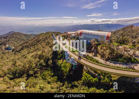 Top Luftaufnahme der berühmten Golden Bridge wird von zwei riesigen Händen in der Ferienanlage auf Ba Na Hill in Da Nang, Vietnam angehoben Stockfoto