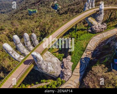 Top Luftaufnahme der berühmten Golden Bridge wird von zwei riesigen Händen in der Ferienanlage auf Ba Na Hill in Da Nang, Vietnam angehoben Stockfoto