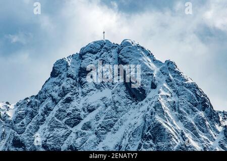 Giewont Gipfel mit einem Metallkreuz auf der Spitze in Tatra bei Zakopane in Polen Stockfoto