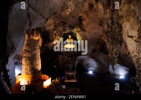 Buddha-Statue und Stalagmiten Phra, dass Nompha in Tham Muang Auf Höhle am Kalksteinberg gelegen von Mae auf für thailänder und ausländische Reisende tra Stockfoto