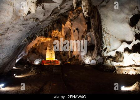 Stalagmite Phra, dass Nompha in Tham Muang auf Höhle bei Kalkstein Berg liegt von Mae auf für thai Menschen und Ausländische Reisende reisen besuchen Respekt Stockfoto