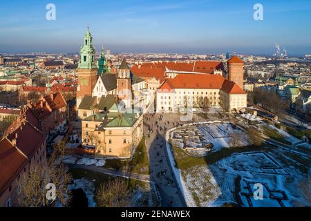 Königliche Wawel-Kathedrale und Schloss in Krakau, Polen. Luftaufnahme im Sonnenuntergang Licht im Winter mit einem Park und Spaziergänger auf dem Hof Stockfoto