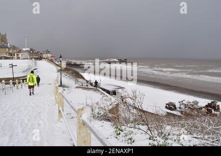 Ein verschneite Tag in Cromer, Norfolk, England, Großbritannien Stockfoto