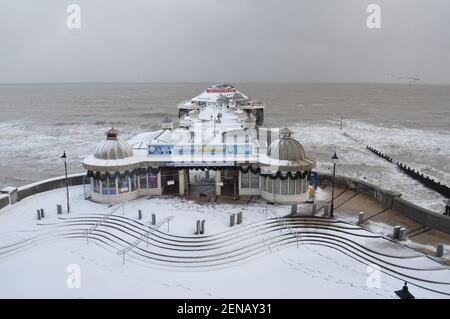 Ein verschneite Tag in Cromer, Norfolk, England, Großbritannien Stockfoto