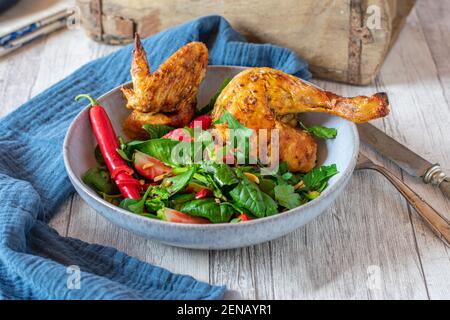 Gegrilltes Hähnchengericht mit grünem Salat in einer Schüssel serviert Stockfoto