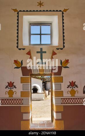 Kirchentür, horno adobe Ofen draußen, El Presidio de Santa Barbara State Historic Park, Santa Barbara, Kalifornien, USA Stockfoto