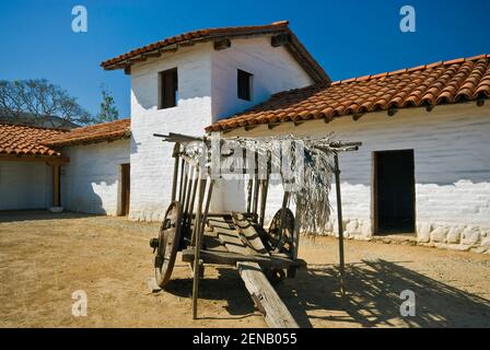 Alter Wagen im Offiziersviertel, El Presidio de Santa Barbara State Historic Park, Santa Barbara, Kalifornien, USA Stockfoto