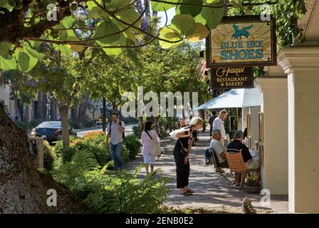 Fußgänger an der State Street, Santa Barbara, Kalifornien, USA Stockfoto