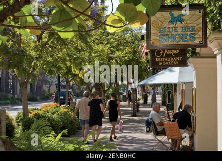 Fußgänger an der State Street, Santa Barbara, Kalifornien, USA Stockfoto