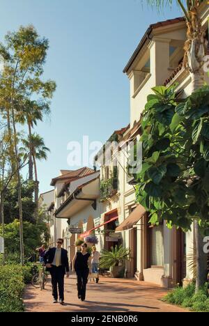 Fußgänger an der State Street, Santa Barbara, Kalifornien, USA Stockfoto