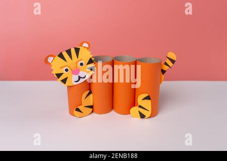 Hausgemachte Bleistifthalter, Toilettenpapierrolle Handwerk Konzept für Kinder und Kindergarten, DIY, Tutorial, Tiger Spielzeug Stockfoto