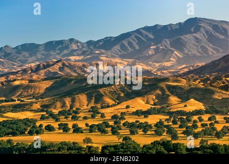 San Rafael Mountains, Blick bei Sonnenaufgang von der San Marcos Pass Road in Santa Ynez Mountains, Kalifornien, USA Stockfoto