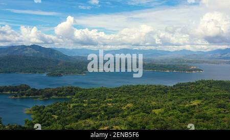 Landschaft mit schönen See gegen blauen Himmel und Wolken.Berglandschaft in den Tropen. Pantabangan See, Philippinen, Luzon. Stockfoto