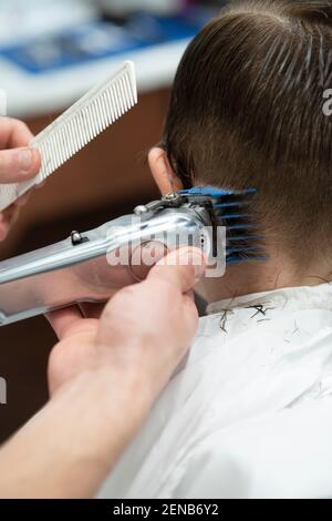 Nahaufnahme eines Elektrorasierer von einem Barber verwendet Stockfoto