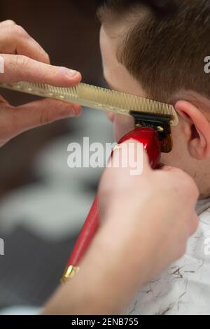 Nahaufnahme eines Elektrorasierer von einem Barber verwendet Stockfoto