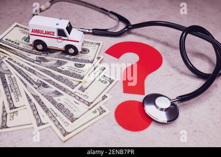 Notfalldiagnose. Hohe Preise für Rettungsdienste. Weißes Auto auf Stapel von Dollar neben roten Fragezeichen und Stethoskop. Stockfoto