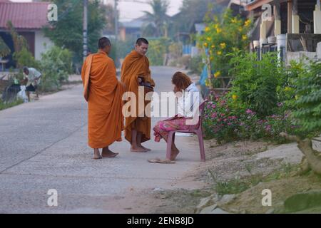 Kalasin, Thailand - 22. Februar 2021 : die Menschen warteten darauf, den Mönchen am Morgen Nahrung zu geben und respektieren die Mönche Stockfoto