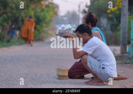 Kalasin, Thailand - 22. Februar 2021 : die Menschen warteten darauf, den Mönchen am Morgen Nahrung zu geben und respektieren die Mönche Stockfoto