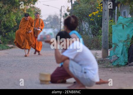 Kalasin, Thailand - 22. Februar 2021 : die Menschen warteten darauf, den Mönchen am Morgen Nahrung zu geben und respektieren die Mönche Stockfoto