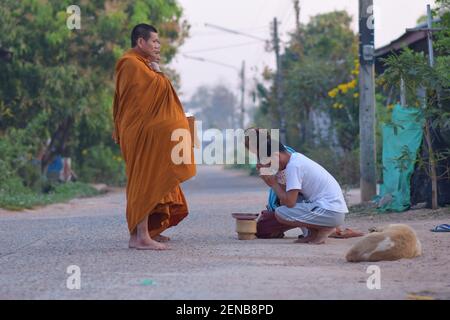 Kalasin, Thailand - 22. Februar 2021 : die Menschen warteten darauf, den Mönchen am Morgen Nahrung zu geben und respektieren die Mönche Stockfoto