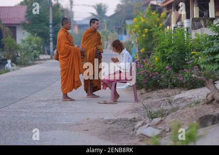 Kalasin, Thailand - 22. Februar 2021 : die Menschen warteten darauf, den Mönchen am Morgen Nahrung zu geben und respektieren die Mönche Stockfoto