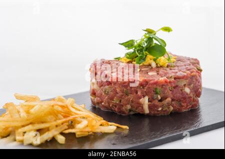 Rindertartare. Auf traditionelle Weise hergestellt Stockfoto