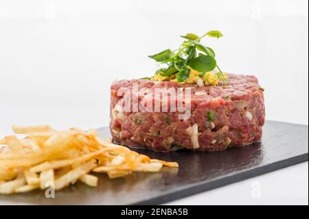 Rindertartare. Auf traditionelle Weise hergestellt Stockfoto