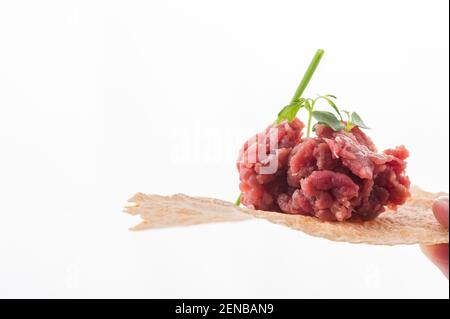 Rindertartare. Auf traditionelle Weise hergestellt Stockfoto