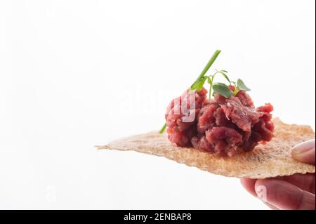 Rindertartare. Auf traditionelle Weise hergestellt Stockfoto