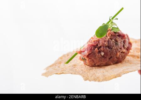 Rindertartare. Auf traditionelle Weise hergestellt Stockfoto