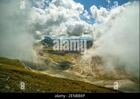 Das Plateau Campo Imperatore von oben gesehen beim Aufstieg zum Corno Grande. Gran Sasso und Nationalpark Monti della Laga, Abruzzen, Italien, Europa Stockfoto
