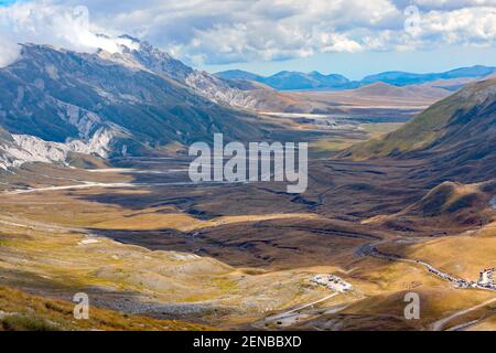 Atemberaubende Landschaft des immensen Tals in der REGION ABRUZZEN In Mittelitalien im Sommer von oben gesehen Stockfoto