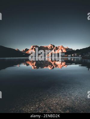 Der Misurina-See in den Dolomiten am Morgen mit glühenden Zinnen und Spiegelungen im Wasser Stockfoto