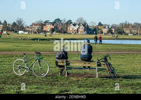 WIMBLEDON LONDON, GROSSBRITANNIEN 26. FEBRUAR 2021. Menschen genießen in der Sonne an einem hellen frischen Morgen auf Wimbledon Common. Wetterprognosen haben höhere Temperaturen und Sonnenschein in der kommenden Woche im Südosten Englands vorhergesagt. Credit amer ghazzal/Alamy Live News Stockfoto