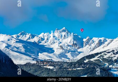 Heißluftballon über Courchevel Tal in den Alpen Stockfoto