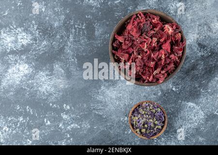 Zwei Arten von getrockneten Blumen in Holzschüsseln Stockfoto