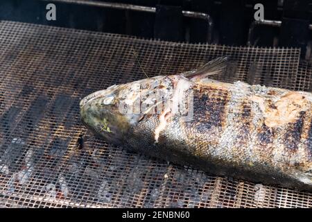 Lachs gefüllt mit Kräutern Grillen auf dem Grill Stockfoto