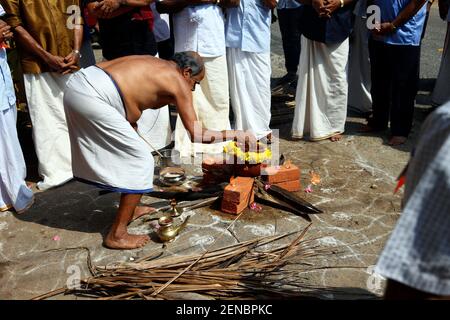 Tempelpriester, der Dhoti trägt, Pujas und Rituale auf irdenen Topf während attuakal pongala bei kerala, Indien durchführend Stockfoto