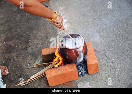 Frauen bereiten ein göttliches Essen aus Reis in irdenen Töpfen und bieten es der Attukal Amma (Göttin des Tempels) während attukal pongala. Kerala Stockfoto