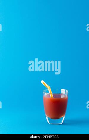 Köstliche süße Mango und Granatapfelsaft im Glas isoliert auf Ein blauer Hintergrund Stockfoto
