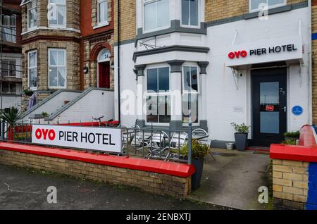 Rhyl, Denbighshire; Großbritannien: 21. Feb 2021: Das Oyo Pier Hotel, das während der Pandemiesperre vorübergehend geschlossen ist. Stockfoto