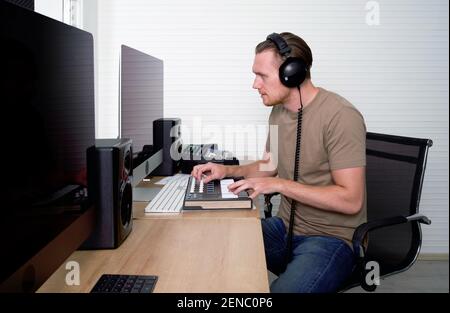 Der Toningenieur überprüft vor Beginn der Arbeiten die Richtigkeit des Audiorecorders. Atmosphäre produziert Musik in einem professionellen Aufnahmestudio. Stockfoto